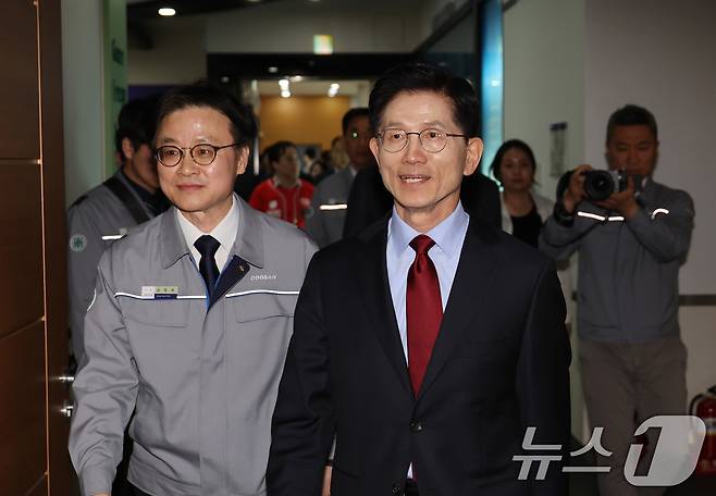 김문수 국민의힘 대통령 후보가 14일 경남 창원시 두산에너빌리티를 방문하고 있다.(공동취재) 2025.5.14/뉴스1 ⓒ News1 김민지 기자