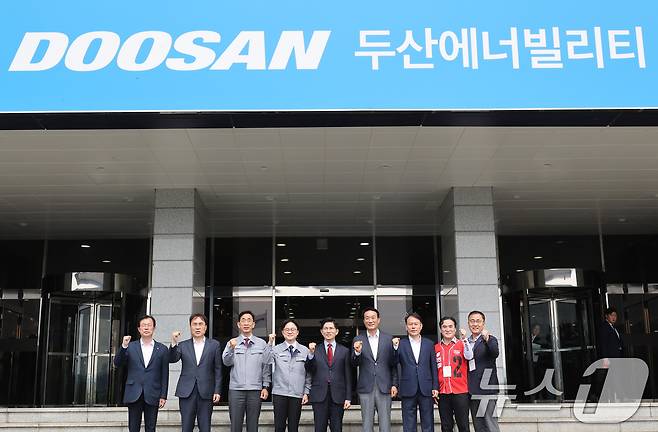 김문수 국민의힘 대통령 후보가 14일 경남 창원시 두산에너빌리티를 방문해 기념촬영을 하고 있다.(공동취재) 2025.5.14/뉴스1 ⓒ News1 김민지 기자