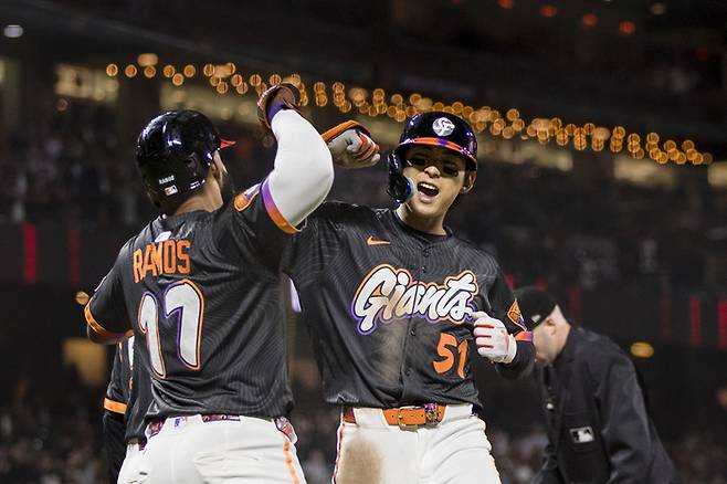 이정후가 홈런을 친 뒤, 팀 동료인 엘리엇 라모스와 함께 기뻐하고 있다. 사진 | AP 연합뉴스
