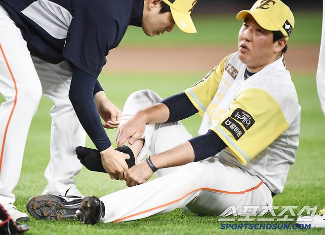 13일 대전 한화생명볼파크에서 열린 두산-한화전. 7회초 2사 김인태의 1루 내야안타 때 베이스커버를 들어간 박상원이 타자의 발에 밟혔다며 양말을 벗어보이고 있다. 대전=정재근 기자 cjg@sportschosun.com/2025..5.13/