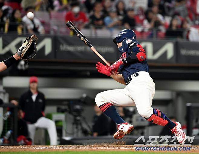 위험한 부위에 공을 맞는 전준우