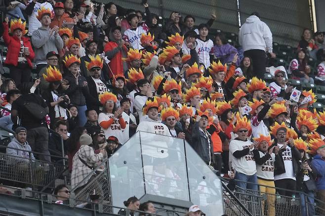 오라클파크의 응원 문화로 자리잡은 이정후 팬클럽 '후리건스'가 3회 이정후가 타석에 들어서자 일제히 일어나 열띤 환호를 보내고 있다. AP연합뉴스