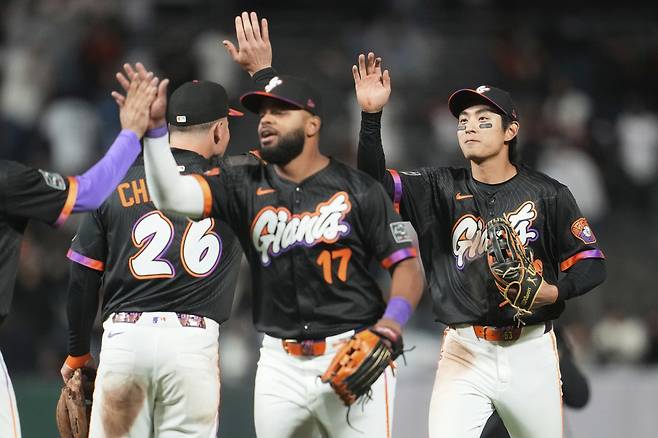 샌프란시스코의 10대6 승리가 확정된 뒤 이정후가 동료들과 하이파이브를 하고 있다. AP연합뉴스