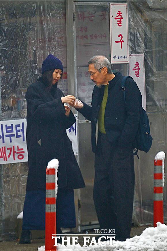 작품에는 홍상수 감독(오른쪽)의 전작들에 다수 출연한 하성국 권해효 조윤희 등이 출연했고, 홍 감독과 불륜 관계를 이어오고 있는 배우 김민희(왼쪽)가 제작실장으로 이름을 올렸다. /(주)영화제작전원사남윤호 기자