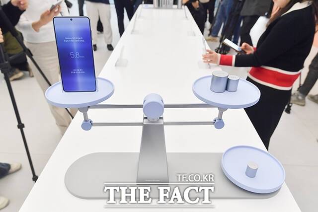 '갤럭시S25 엣지'의 무게는 디스플레이 크기(6.7인치)가 같은 플러스 모델(190g)보다 가볍고, 6.2인치 일반 모델(162g)과 엇비슷한 163g이다. /장윤석 기자