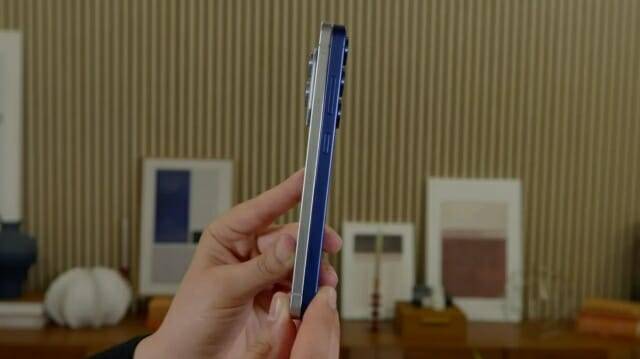 갤럭시S25 엣지(왼쪽)를 갤럭시S25 플러스와 비교한 모습 (사진=씨넷)