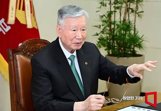 이중근 부영그룹 회장이 13일 서울 중구 사옥에서 기자와 만나 기업 경영과 사회적 역할에 대해 이야기하고 있다. 허영한 기자