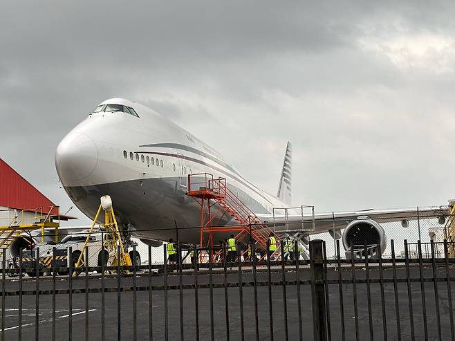 5월 2일 텍사스주 샌안토니오의 샌안토니오 국제공항에 모습을 드러낸 카타르 왕실이 트럼프 대통령에게 선물한 보잉747-8./AP 연합뉴스