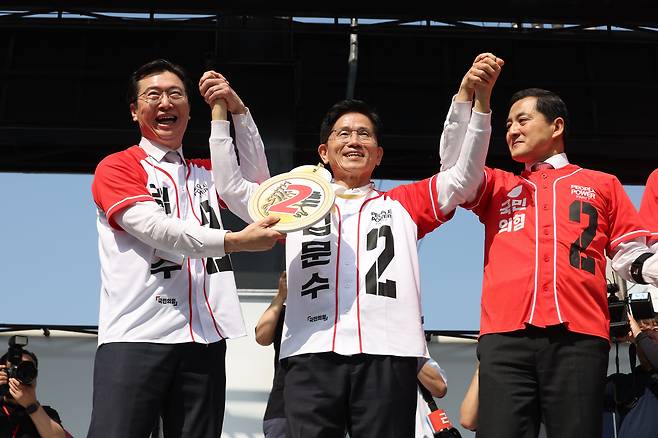 김문수 국민의힘 대통령 후보가 14일 경남 진주 광미사거리 일대에서 유세를 하기 전 강민국 의원으로부터 모형 마패를 받고 있다. /뉴스1
