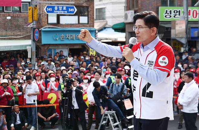 김문수 국민의힘 대통령 후보가 14일 경남 밀양시 밀양관아 앞에서 유세를 하고 있다. /뉴스1