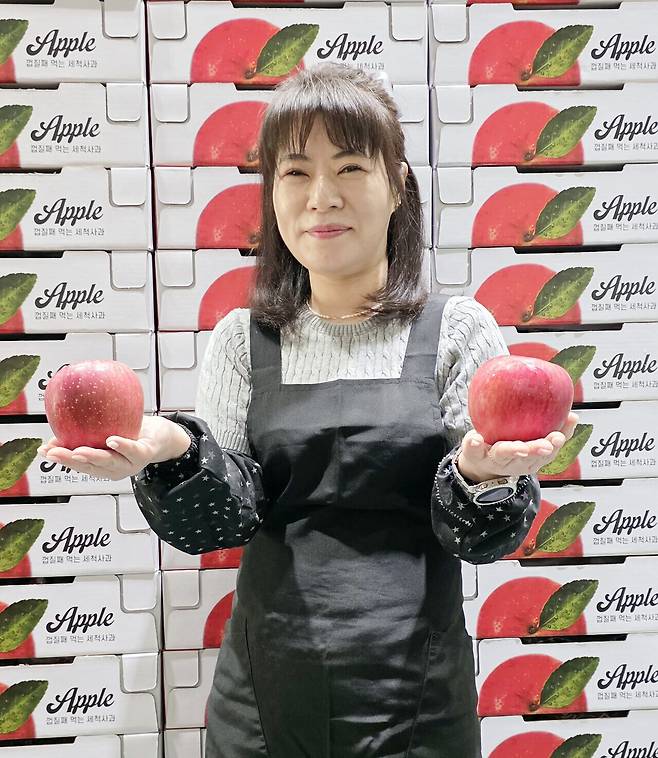 예산농산물산지유통센터 문성아 직원이 지난 8일 태릉국가대표선수촌·평창동계올림픽 납품, 대만·러시아·베트남 수출 등으로 유명한 예산황토사과를 소개했다. 김동근 기자