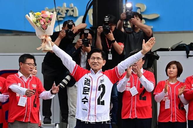 김문수 국민의힘 대선 후보가 13일 오후 부산 중구 자갈치시장을 찾아 시민들에게 지지를 호소하고 있다. ⓒ데일리안 방규현 기자