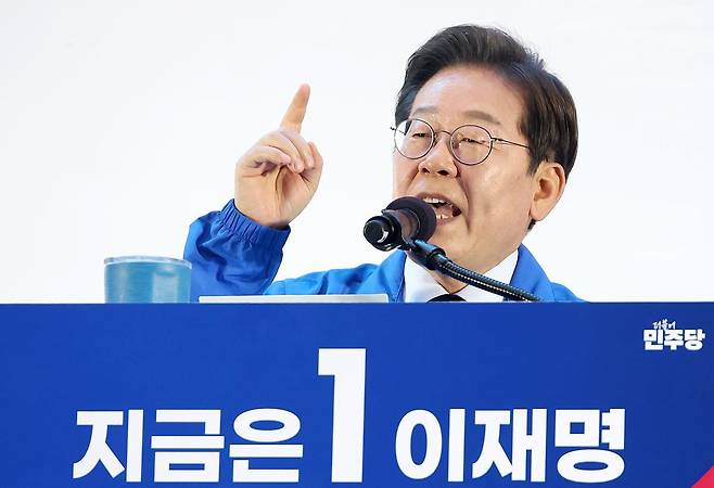 이재명 더불어민주당 대선 후보가 13일 오후 울산 남구 롯데백화점 울산점 광장에서 열린 울산 유세에 참석해 연설을 하고 있다. 2025.05.13