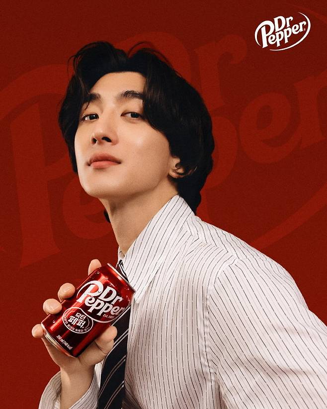 코카콜라 닥터페퍼의 브랜드 앰배서더로 발탁된 잔나비 최정훈. 코카콜라사 제공.
