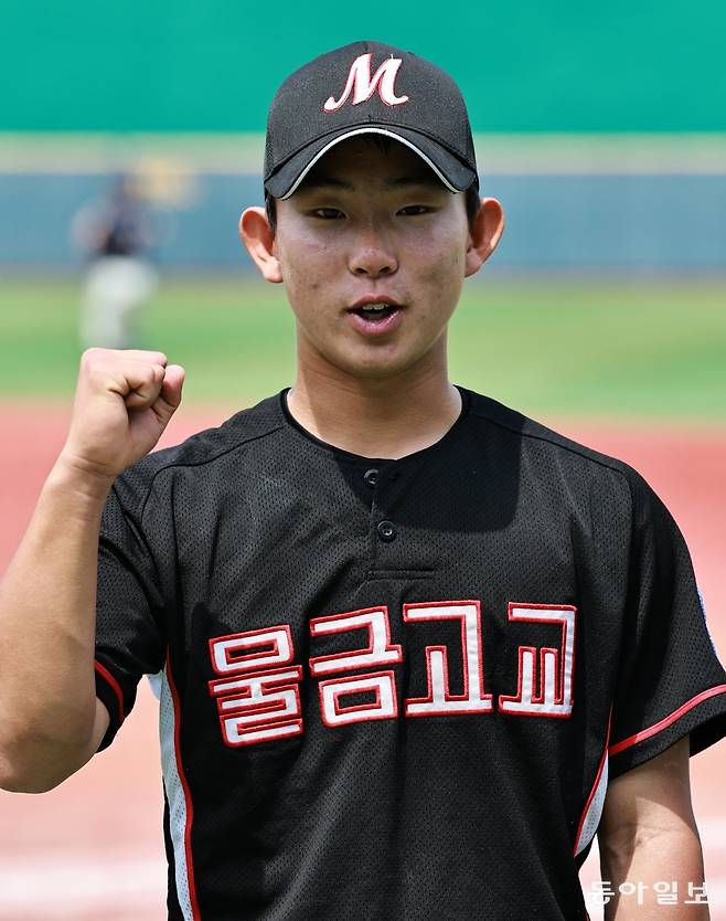 물금고 2학년 현지호가 14일 서울 양천구 목동야구장에서 열린 제79회 황금사자기 전국고교야구대회 8강전 경기고와의 경기 후 파이팅 포즈를 하고 있다. 이날 현지호는 9회초 6-6 상황에서 결승 적시타를 치며 팀의 7-6 역전승을 이끌었다. 양회성 기자 yohan@donga.com