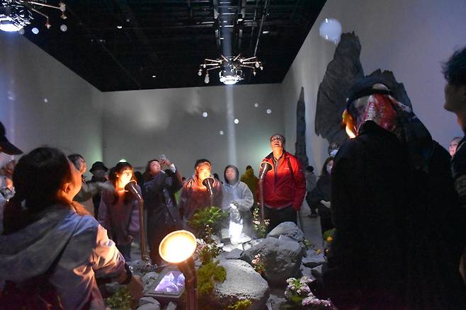 '2025 오사카·간사이 엑스포' 관람객들이 한국관 내 2관을 관람하고 있다.(사진=KOTRA)