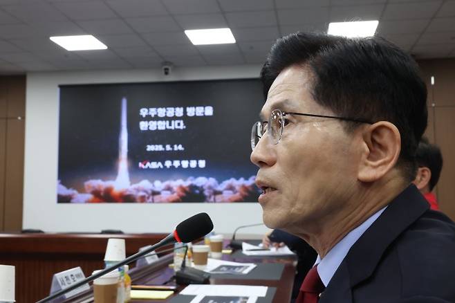 김문수 국민의힘 대선 후보가 14일 경남 사천시 우주항공청에서 열린 간담회에서 자유토론 발언을 하고 있다. 사진=뉴스1