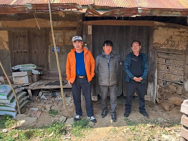 경기도 화성시 송산면 육일리 547번지, 이민호씨가 머슴살이를 하던 폐가 앞에 선 선감학원 출신 세 사람. 왼쪽부터 조경희·이민호·전봉영씨다. 고경태 기자