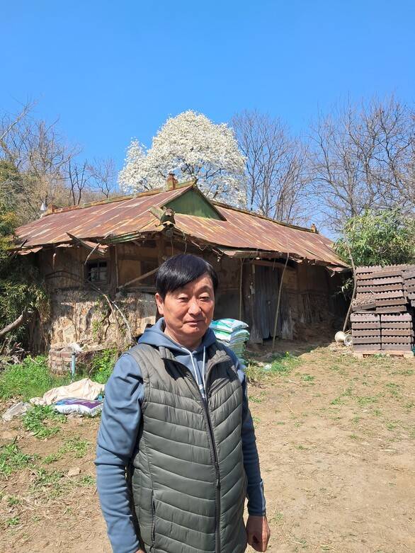 이민호씨가 자신이 머슴살이를 하던 경기도 화성시 송산면 육일리 547번지 폐가 앞에서 포즈를 취했다. 고경태 기자