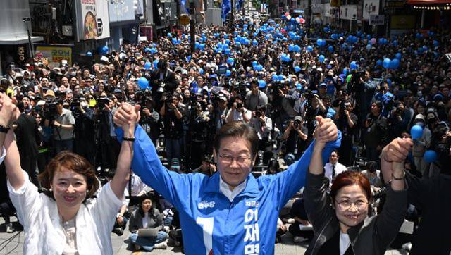 이재명 더불어민주당 대선 후보가 14일 부산 서면 집중 유세에서 부산 시민 대표들과 손을 맞잡아 들고 있다. 부산=고영권 기자