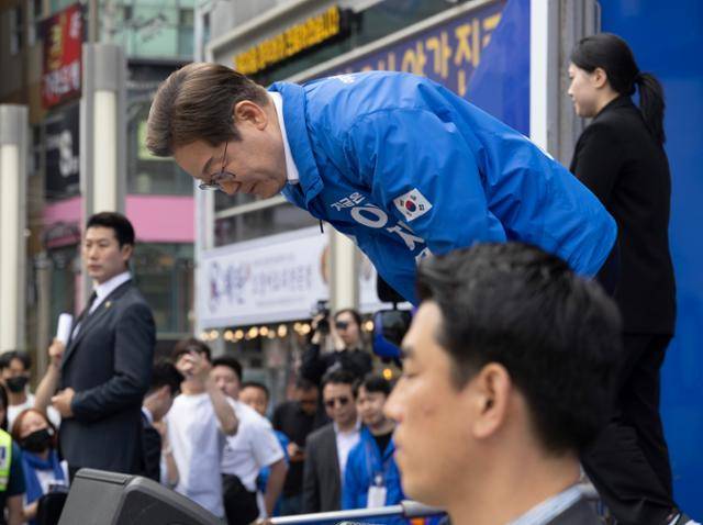 이재명 더불어민주당 대통령 후보가 민주당 험지로 꼽히는 부산·경남(PK) 지역 유세에 나선 14일 경남 창원시 상남분수광장을 찾아 인사를 하고 있다. 창원=뉴스1