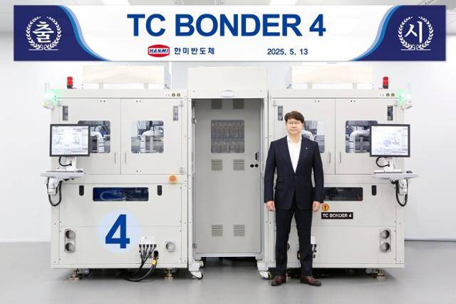 곽동신 한미반도체 회장이 14일 출시한 HBM4 생산 전용 장비 'TC본더 4'를 소개하고 있다. 한미반도체 제공