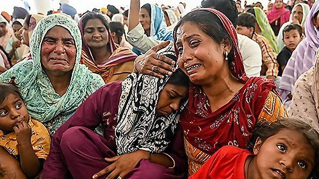 울음터뜨리는 '밀주' 사망자 가족들