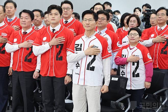 12일 오전 서울 여의도 당사에서 김문수 대선 후보가 참석한 가운데 중앙선대위 회의가 열리고 있다. (국민의힘)