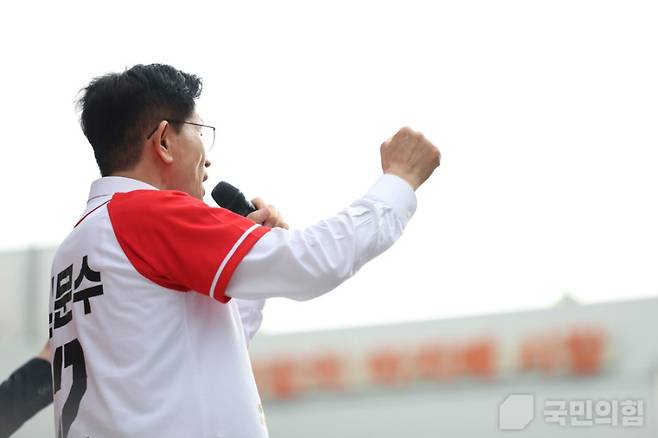 김문수 후보가 13일 부산 자갈치 시장을 찾아 유세를 하고 있다. (국민의힘)