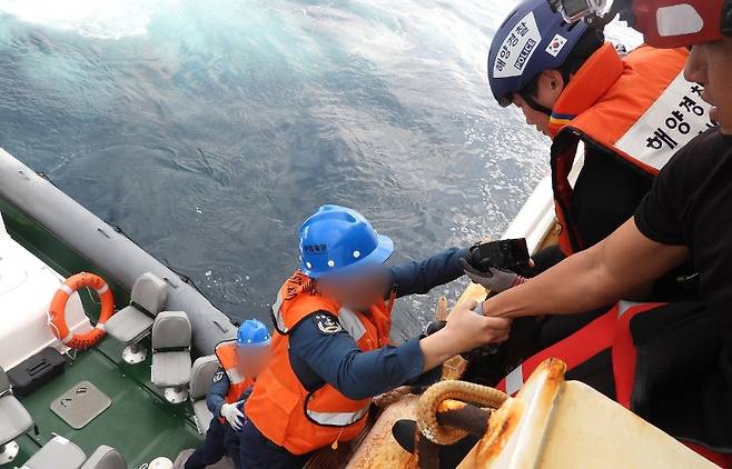 제주해경이 어진호 선원들을 인계 받는 모습 (제주지방해양경찰청 제공)