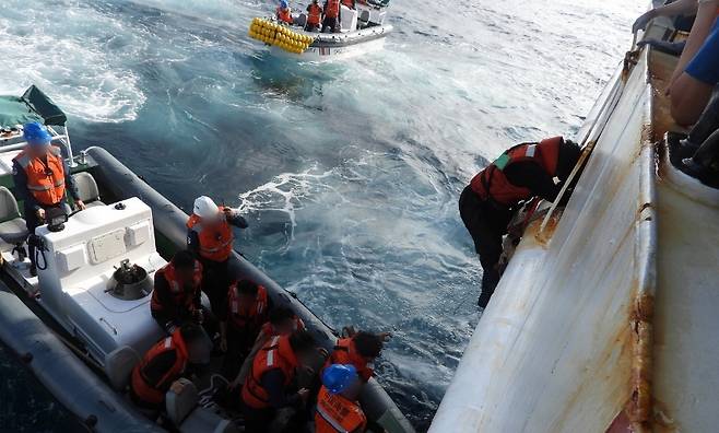 제주해경이 어진호 선원들을 인계 받는 모습 (제주지방해양경찰청 제공)