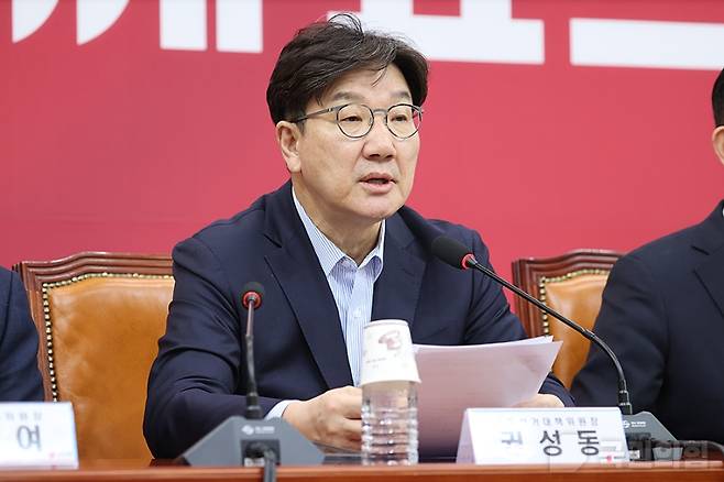 권성동 원내대표가 지난 11일 서울 여의도 국회 회의실에서 열린 중앙선거대책위원회 회의에서 발언하고 있다. (국민의힘)