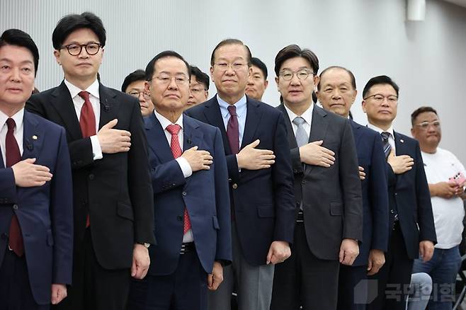 지난달 23일, 서울 여의도 국민의힘 당사에서 열린 대선 경선 2차 토론회 미디어데이 당시 모습. 홍준표 전 대구시장(왼쪽 세 번째)과 권성동 원내대표를 비롯한 경선 후보들과 당 지도부가 함께 국기에 대한 경례를 하고 있다. (국민의힘)