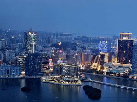 일몰 무렵, 마카오 타워에 오르니 마카오 반도 중심부가 훤히 내려다 보였다. 사진 왼편으로 마카오의 랜드마크 그랜드 리스보아가 보인다. 이병준 기자