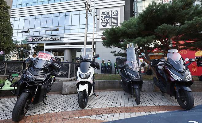 국내 오토바이는 뒤에만 번호판을 달고 있다. 사진은 우아한형제들 앞에 주차해놓은 배달오토바이들. 연합뉴스