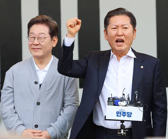 더불어민주당 정청래 의원(오른쪽)이 지난 11일 전남 해남군 해남읍 군민광장에서 열린 더불어민주당 이재명 대선 후보 골목골목 경청투어에서 이 후보 지지 발언을 하고 있다. 연합뉴스