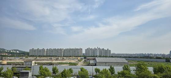 12일 전북 전주 '마지막 노른자 땅'이라 불리는 효자동 옛 대한방직 터를 맞은편 전북특별자치도 청사에서 바라본 모습. 김준희 기자