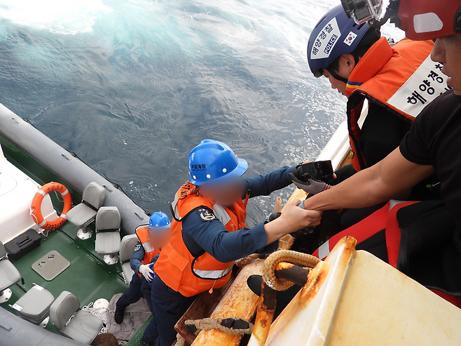 오늘(14일) 오전 제주해경에 인계되는 사고 어선 선원들(화면제공 : 제주지방해양경찰청)