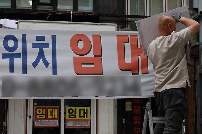 공실 또 공실 14일 서울시내 한 건물에 임대를 알리는 안내문이 붙어 있다. 12·3 불법계엄 이후 소비심리가 얼어붙으며 내수침체가 이어지고 있다. 연합뉴스