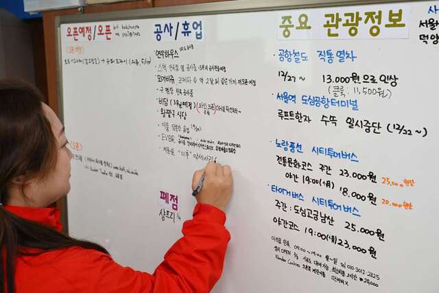 박민진 수석팀장이 지난 5일 업무를 마치고 난 뒤 공사 중이거나 휴업한 가게 이름을 꼼꼼하게 적고 있다.