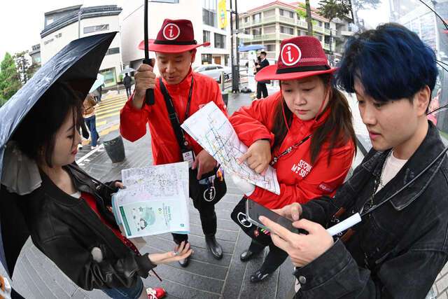 비가 오는 궂은 날씨에도 박 수석팀장과 문 부팀장이 지난 1일 서울 종로구 북촌 일대에서 중국인 관광객에게 교통 안내를 하고 있다.
