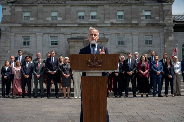 마크 카니 캐나다 총리가 13일(현지시간) 오타와 리도홀(총독관저) 앞에서 새 내각 구성원을 소개하고 있다. AFP연합뉴스