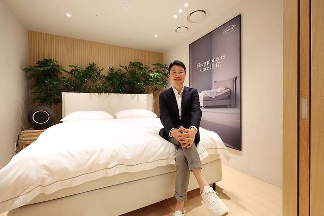 김태욱 아이패밀리에스씨 회장이 14일 롯데백화점 잠실점에 들어선 '옌센' 플래그십 스토어에서 제품에 대해 설명하고 있다. 한주형 기자