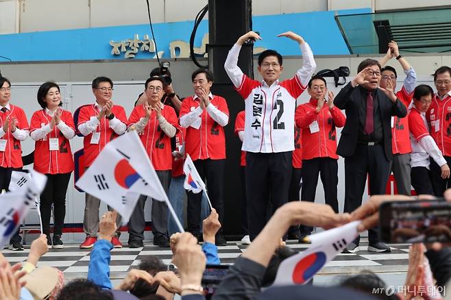 김문수 국민의힘 대선 후보가 13일 부산 자갈치시장을 찾아 유세를 하고 있다. (공동취재) 2025.05.13. /사진=뉴시스 /사진=고승민