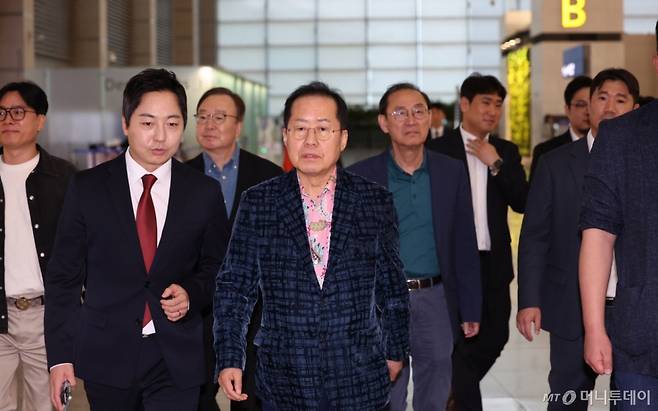 홍준표 전 대구시장이 10일 오후 인천국제공항 제1여객터미널을 통해 미국으로 출국하고 있다. 2025.05.10. /사진=뉴시스 /사진=이영환