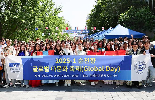 '2025 글로벌 다문화 축제'에 참여한 순천향대 유학생들./사진제공=순천향대