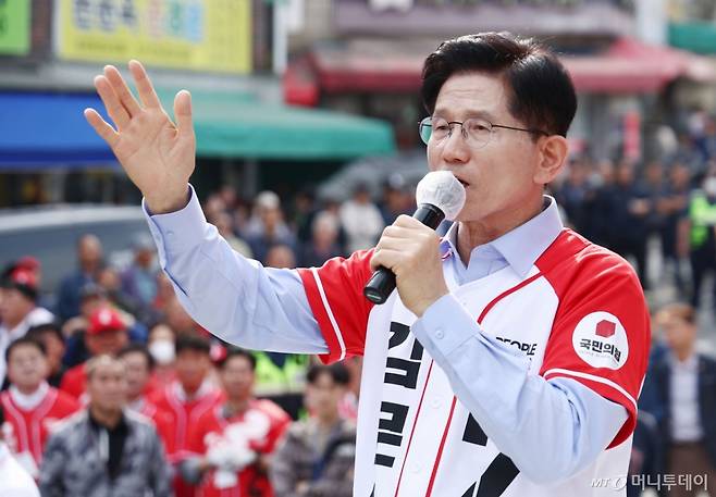 (밀양=뉴스1) 김민지 기자 = 김문수 국민의힘 대통령 후보가 14일 경남 밀양시 밀양관아 앞에서 유세를 하고 있다. 2025.5.14/뉴스1 Copyright (C) 뉴스1. All rights reserved. 무단 전재 및 재배포, AI학습 이용 금지. /사진=(밀양=뉴스1) 김민지 기자