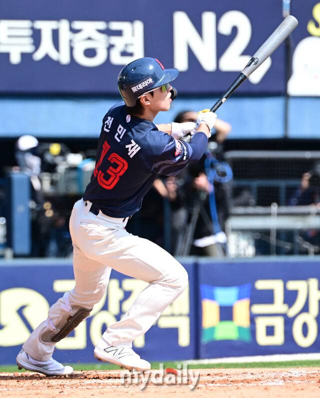 2025년 4월 26일 오후 서울 잠실구장에 진행된 '2025 신한 SOL뱅크 KBO 리그' 롯데 자이언츠와 두산 베어스의 경기. 롯데 전민재가 2회초 1사 1루서 중견수 플라이를 치고 있다./마이데일리