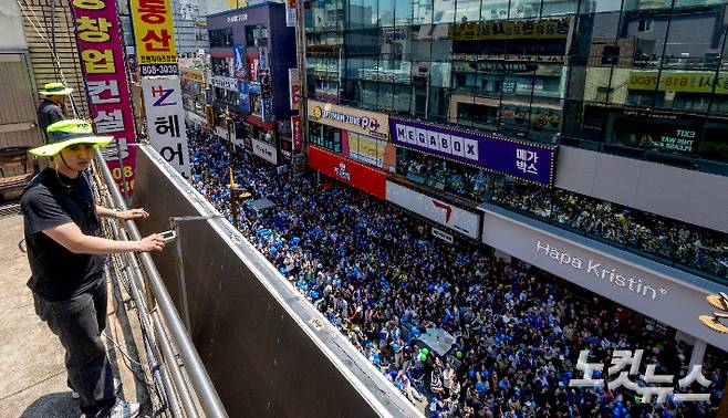 경찰들이 14일 이재명 더불어민주당 대선 후보가 유세 중인 부산 부산진구 서면쥬디스태화 인근 건물 옥상에서 경계근무를 서고 있다. 부산=류영주 기자