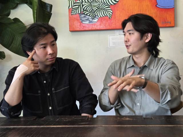 ▲4월 21일 서울 마포구 한 카페에서 이한 강사와 안희제 작가가 청년 남성들의 극우화 현상에 대해 설명하고 있다.ⓒ프레시안(박상혁)